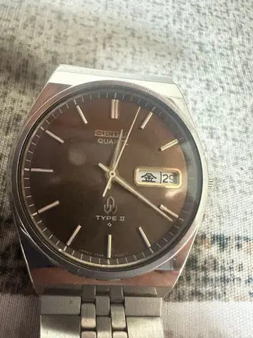 세이코 7546-700A, 골드 다이얼, 날짜와 요일 표시.