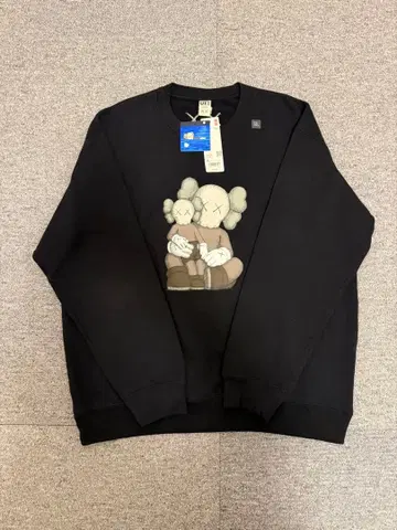 [ XL 미사용 새상품 ] 유니클로 x KAWS 스웨트 셔츠 블랙