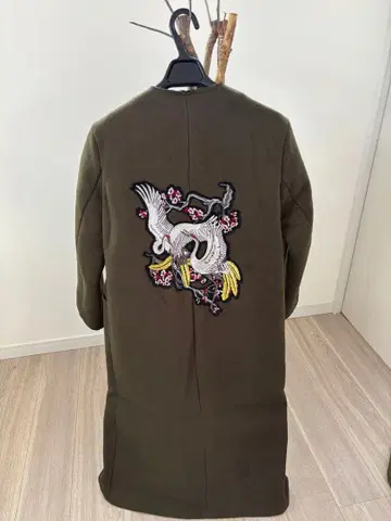 유리구슬 CC 자수 디자인 롱 코트