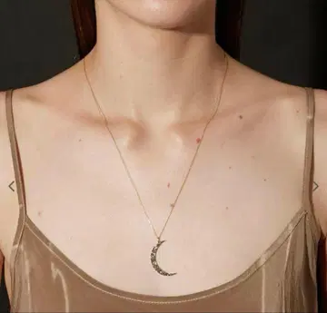 알티다 우드 파베 다이아 초승달 목걸이 참