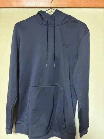 언더아머 블랙 후드 부착 후드티