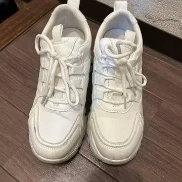 화이트 통굽 캐주얼 스니커즈