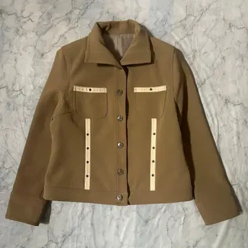 카멜 자켓 배색 라인 디자인 아일렛 디자인 포켓 부착