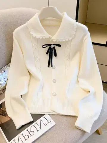 레이스 달린 화이트 니트 스웨터