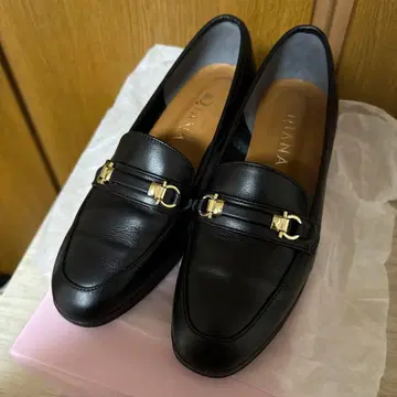 D. JANA 블랙 로퍼 금장 장식 포함