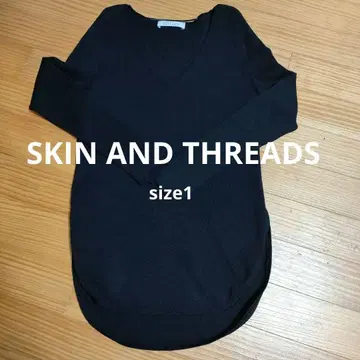 SKIN AND THREADS 블랙 V넥 니트 사이즈 1