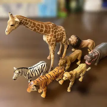동물 피규어 7개 세트 (기린, 사자, 호랑이 등)