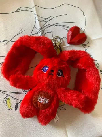 빨간색 토끼 봉제 인형 하트 참 포함