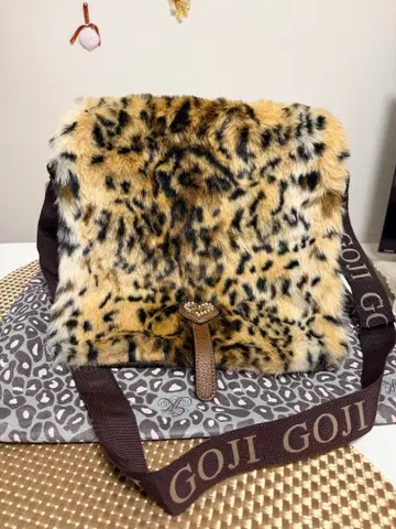 새상품, 미사용. GOJI 이타리야 레오파드 무늬 숄더백