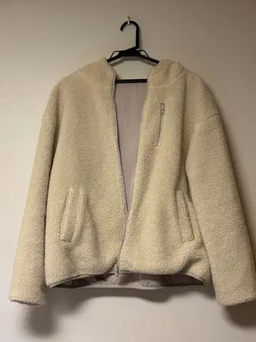 후드 부착 크림색 보아 자켓