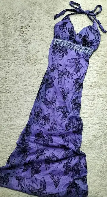 보라색 나비 프린트 홀터넥 드레스