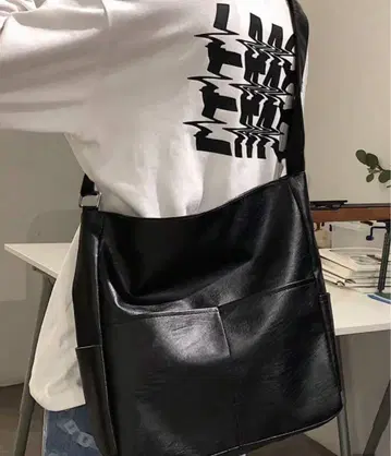 블랙 가죽 느낌 숄더백