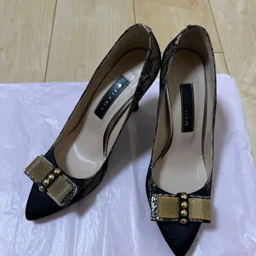 DIANA 23.5 레이스 장식이 있는 블랙 골드 하이힐