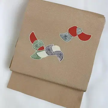 베이지색 크레이프 원단에 길조 매듭 문양 염색 나고야 오비, 설날에