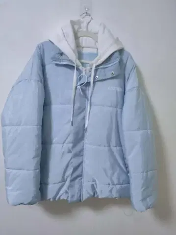 스카이블루 후드 부착 퀼팅 자켓