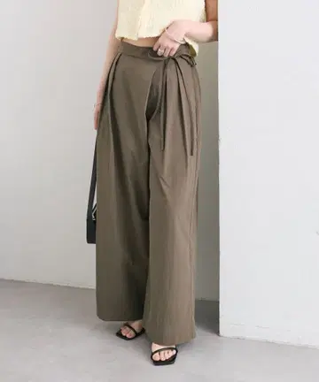 [ 택 포함 새상품 ] mystic 랩턱 와이드 팬츠 브라운 사이즈 1