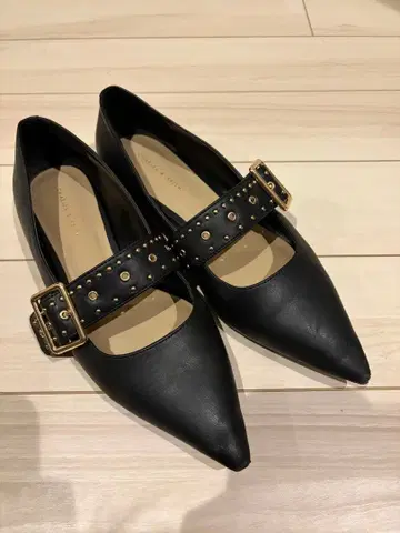 스터드 장식 블랙 플랫슈즈