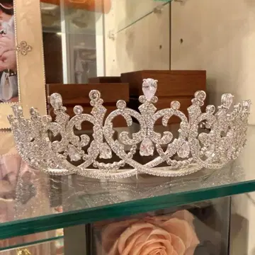 크리스탈 장식의 실버 티아라