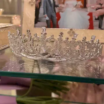 크리스탈 장식의 실버 티아라