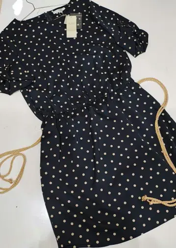 미사용 새상품 택 포함 자유구 도트 무늬 네이비 원피스 벨트 포함
