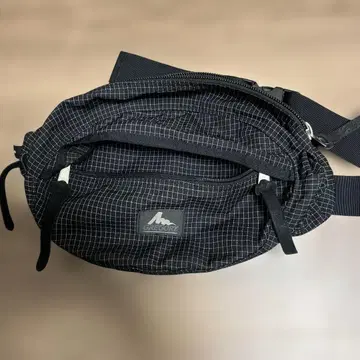 GREGORY 바디백 블랙 체크