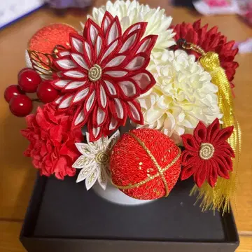 성인식 일본 의류 머리 장식 빨흰 꽃 공