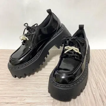 새상품급 ZARA 펄 리본 통굽 로퍼 38 에나멜 블랙