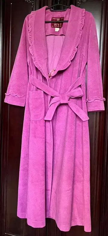 프릴 달린 퍼플 로브