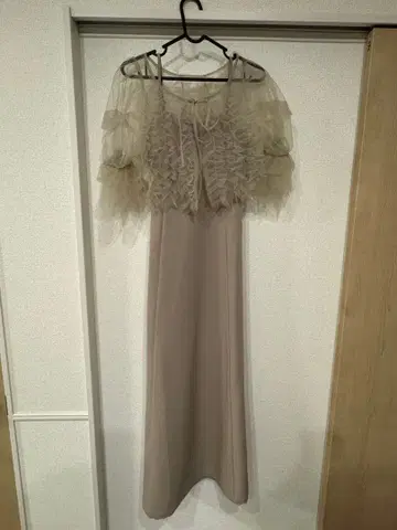 MELLOWNEON 프릴 달린 베이지 롱 드레스