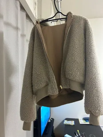 후드 부착 베이지 보아 자켓 리버서블