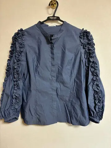 FRAY I.D 프릴 슬리브 블라우스 네이비