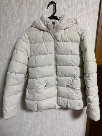 화이트 다운 자켓 후드 부착