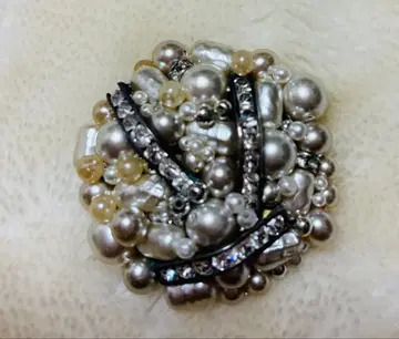 실버 계열 펄 브로치