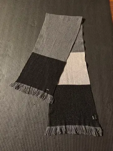 BOSS 그레이 블랙 머플러