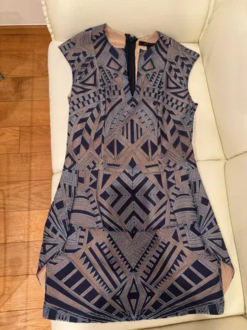 BCBGMAXAZRIA 기하학 패턴 슬리브리스 원피스 사이즈 XS