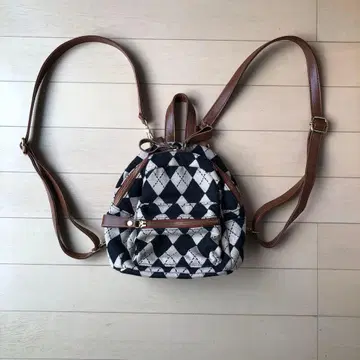 다이아몬드 패턴 미니 백팩 내부 포켓 2곳, 양쪽 사이드 포켓 포함