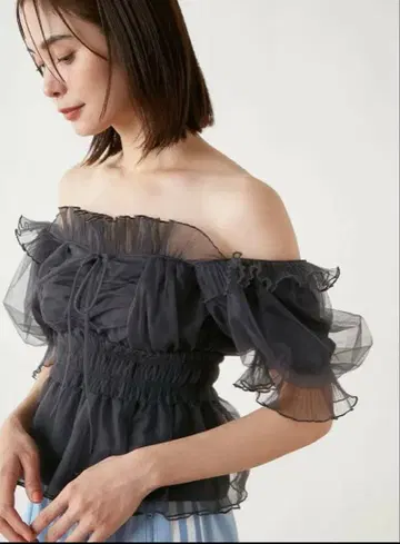 SNIDEL 개더 프릴 오프숄더 블라우스 네이비