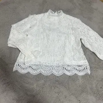 BEAMS 화이트 레이스 하이넥 블라우스