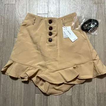 새상품 미사용 INGNI 베이지 프릴 밑단 숏팬츠 벨트 포함 (택 포함)