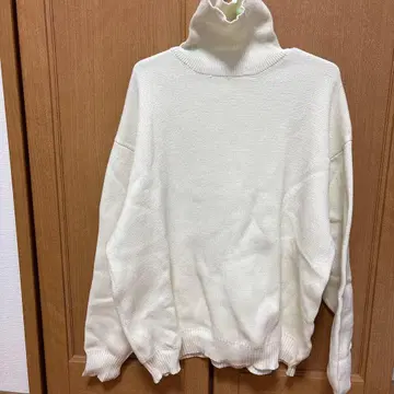 화이트 터틀넥 니트 스웨터