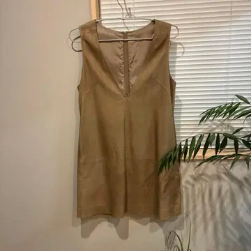 [다마컬렉션] 천연 가죽 스웨이드 카멜 슬리브리스 V넥 튜닉