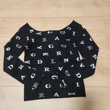 다리치 랜덤 로고 오픈 니트탑