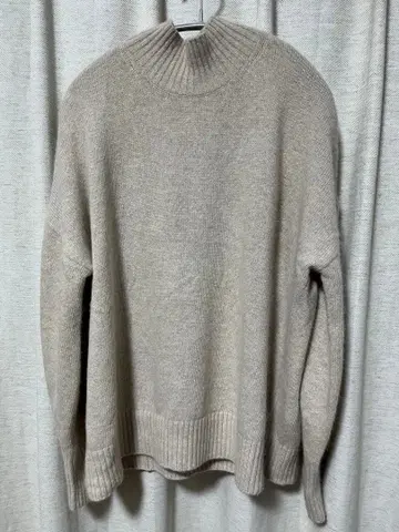 베이지 하이넥 니트 스웨터