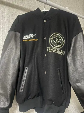 WHO's WHO Gallery BRONX 시리즈 바시티 자켓 블랙