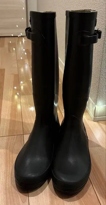 AIGLE 블랙 장화 버클 포함