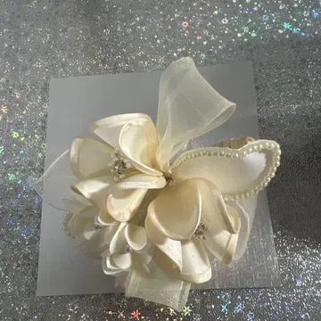 아이보리 꽃 브로치