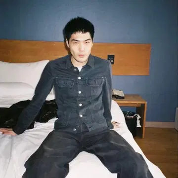 스즈키 타이시 착용 A.P.C. 가먼트 다이 데님 자켓