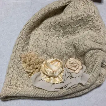 크림색 뜨개질 니트 모자 꽃 모티브 포함