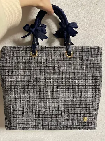 체크 무늬 네이비 핸드백 리본 포함