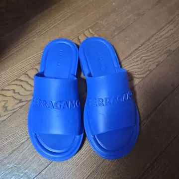 FERRAGAMO 블루 샌들 수납 봉투 포함